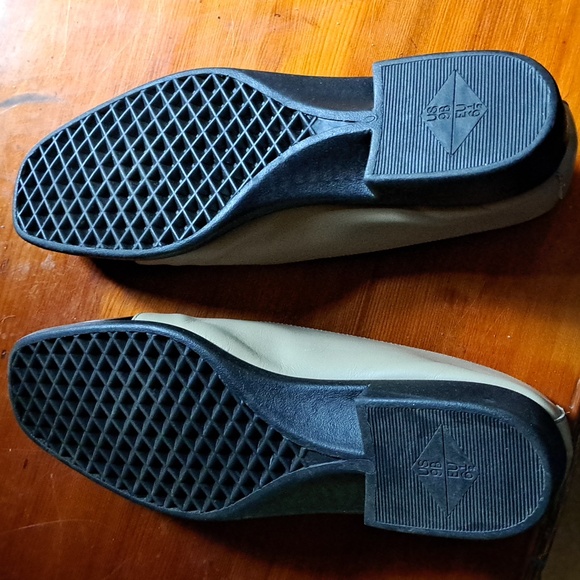 Last Chance! Will Be Pulling Soon!Aerosoles black/tan shoes - Picture 4 of 6